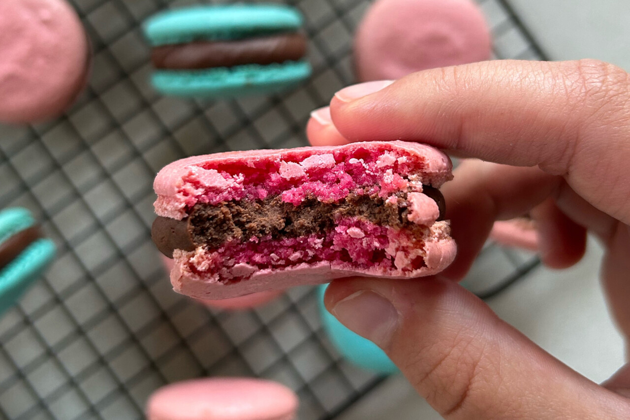 Makaroniki z kremem czekoladowym i wiśniami