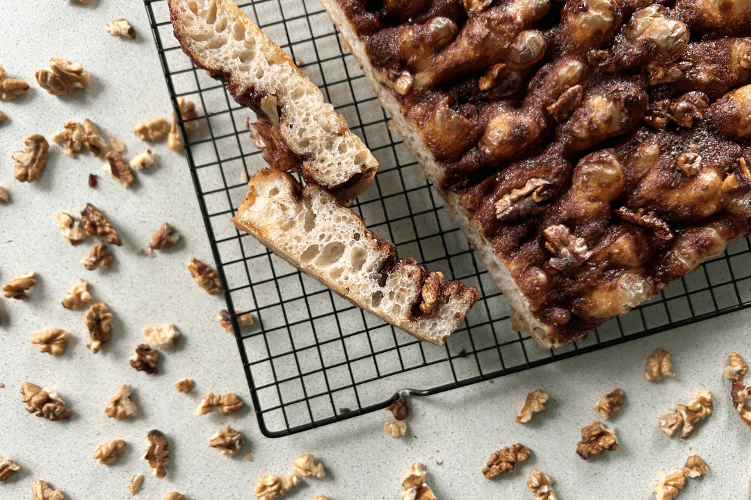 Cynamonowa focaccia z orzechami
