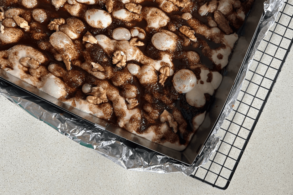 Cynamonowa focaccia z orzechami