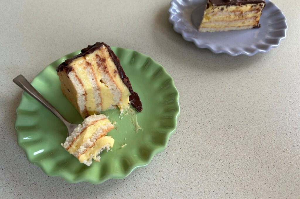 Torcik Daim, ciasto migdałowe