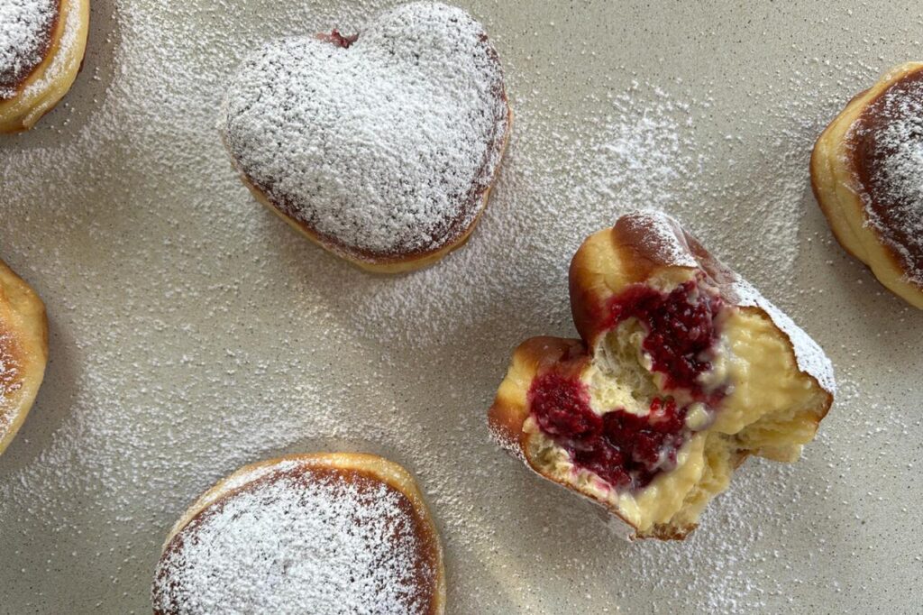 Pączki z kremem kokosowym i malinami