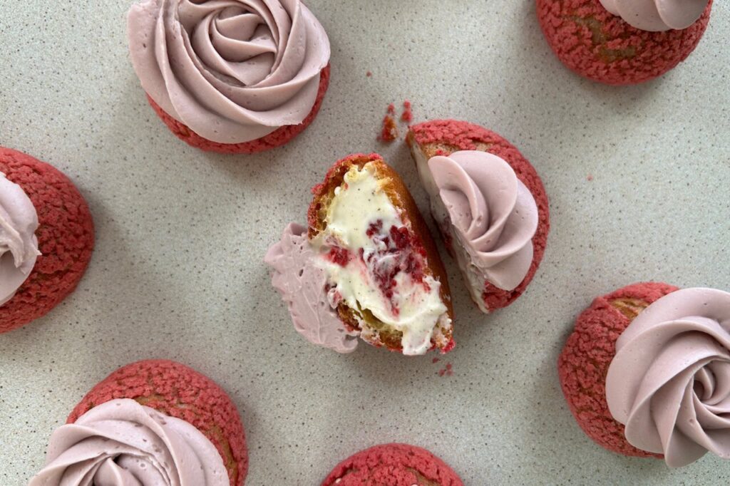 Ptysie z kremem waniliowym i malinami