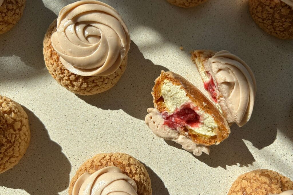 Ptysie z porzeczką i kremem Kinder Bueno White