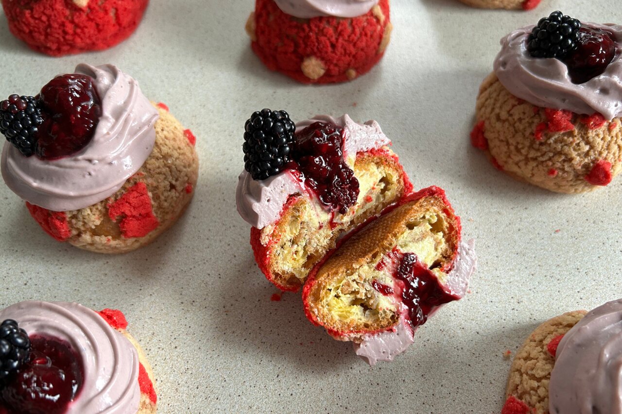 Ptyś z kremem pistacjowym i jeżynami