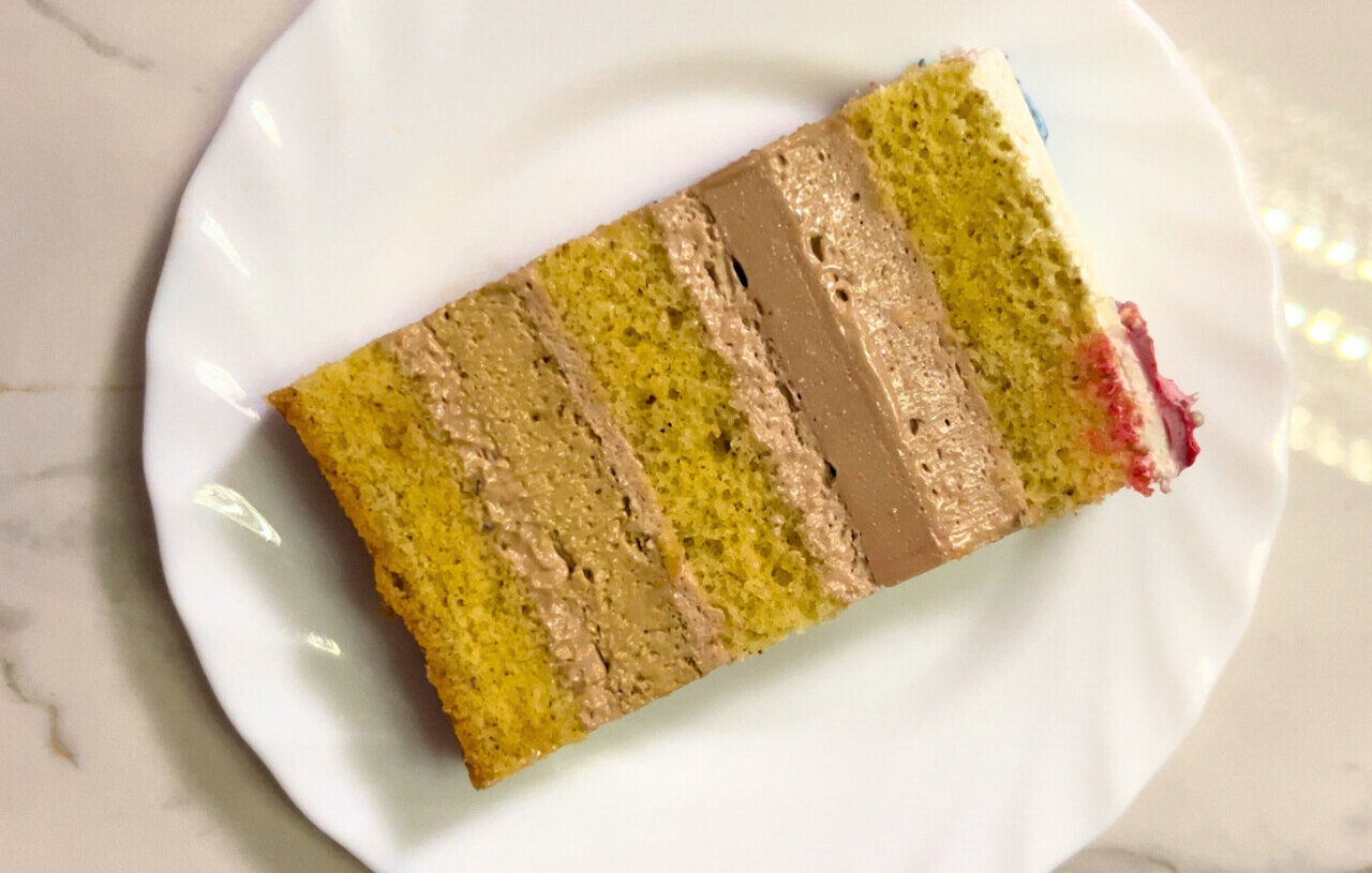 Tort Kinder Bueno z kawowym serniczkiem i czekoladową wkładką