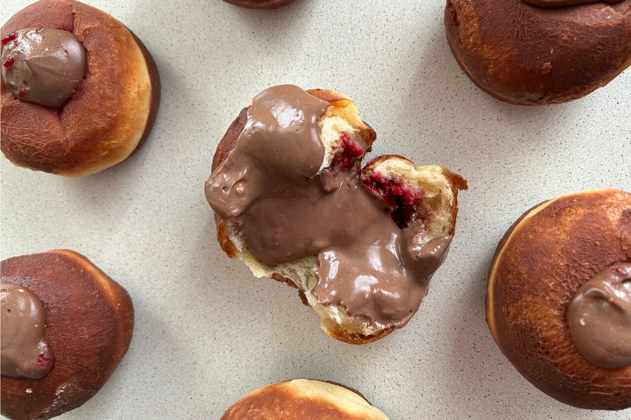Pączki z kremem czekoladowym i wiśniami